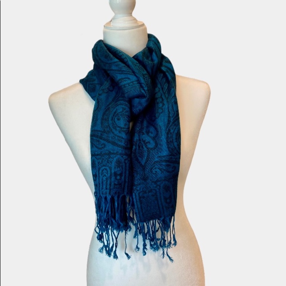 Scarf.